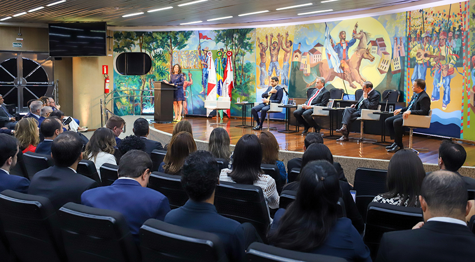 A ministra substituta do TSE, Edilene Lôbo, falou sobre a necessidade de equilíbrio entre tecnologia e impactos sociais e ambientais - Foto: Thiago Rios Gomes/TCEMG
